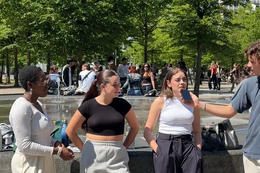 Étudiants réalisant un micro-trottoir